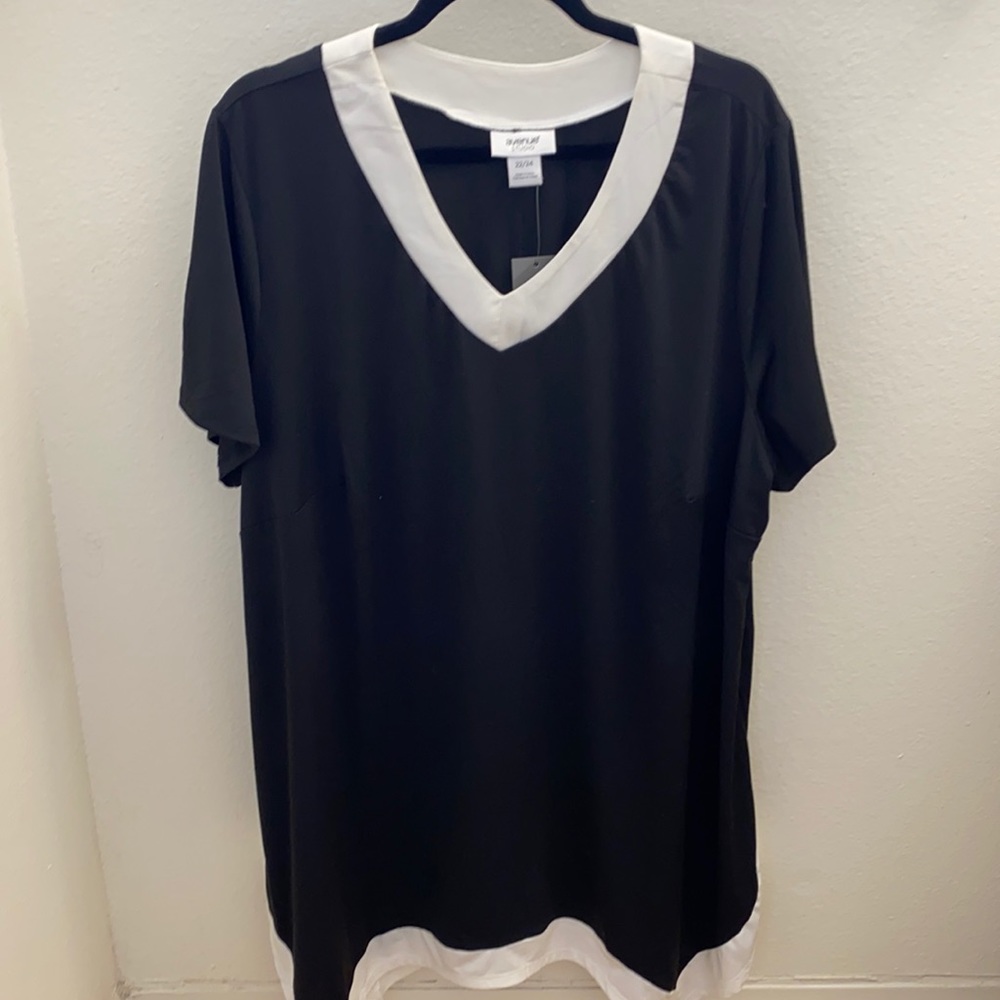 Avenue Plus Size black white short sleeve V neck tunic top. 22-24